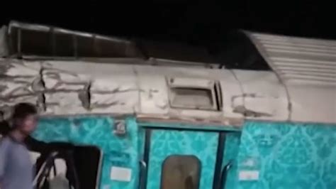 救援现场！印度列车相撞事故已致120死超800伤 车头撞扁车厢侧翻_腾讯视频