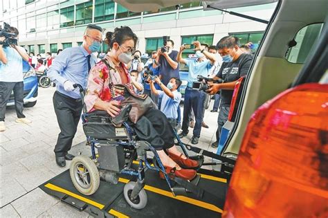 香港发明电动爬楼轮椅车进军欧洲 越障椅爬台阶更自由