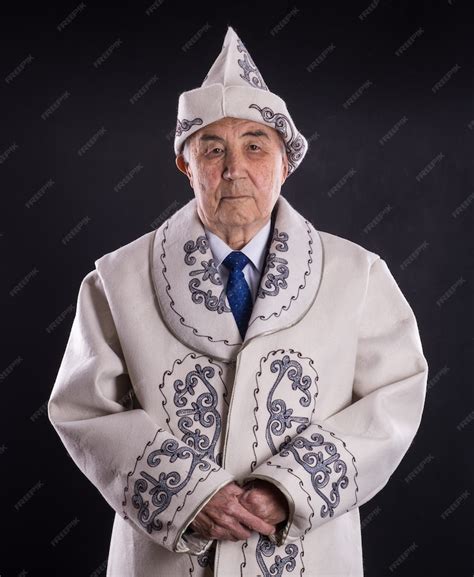 Portrait of an old kazakh in national kazakh clothes | Premium Photo
