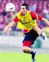 Van Persie vows to lead Arsenal revival