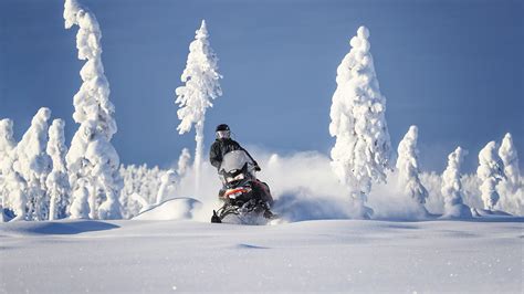 Flipable snowflap on the Lynx Commander RE snowmobile