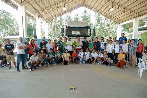 Sibugay farmers get P1.8-M hauling truck support from DAR - Philippine Information Agency