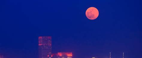 超级红月亮什么时候看到 月亮为什么会变成红色的 _八宝网