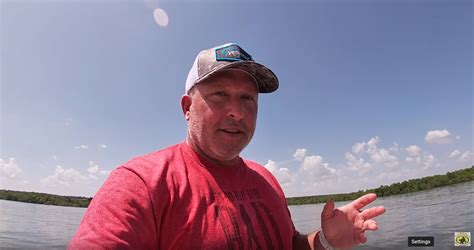 Catfish Using Garmin 4 Fishfinder 的图像结果