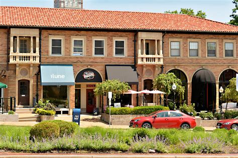 Business People Walking in Clayton MO 的图像结果