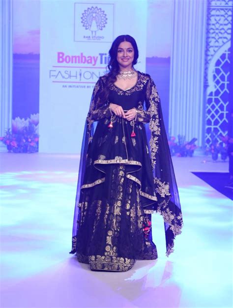 bombay times fashion week srishty rode karisma kapoor kritika kamra ...