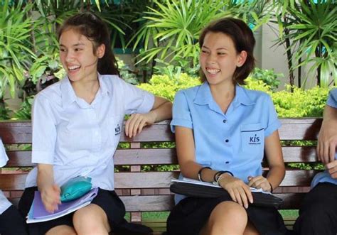 在泰国的学生制服的孩子去上学高清摄影大图-千库网