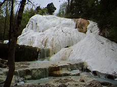 fosso bianco bagni di san filippo a destra e a manca terme libere di bagni san filippo il fosso bianco bagni di san filippo a destra e a manca terme libere di bagni san filippo il