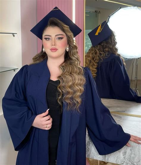 20 Flawless Graduation Hairstyles With Cap For An Iconic Beauty Moment