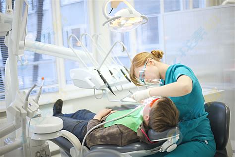牙科医生与男孩高清图片下载-找素材