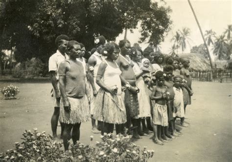 Locals near Port Moresby, New Guinea during World War II | The Digital ...