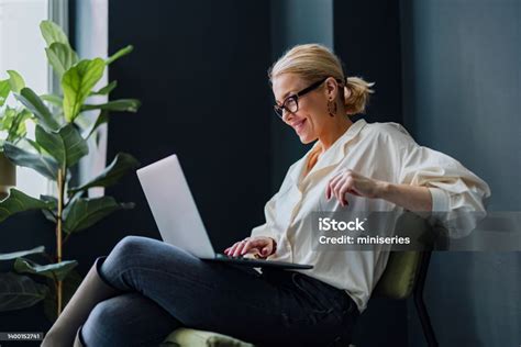 Business Woman On Computer 的图像结果
