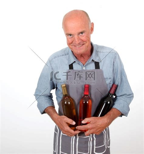高级酿酒师拿着酒瓶的肖像老年人人物特写高清摄影大图-千库网