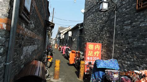 【携程攻略】扬州东关街历史街区景点,从个园出来就直接到了东关街上，很古老的一条街，街上两侧都是商铺，…