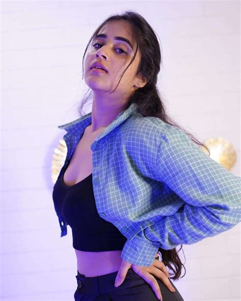 Deepthi Sunaina : మోడ్రన్ డ్రెస్ లో దీప్తి సునైనా సొగసు చూడతరమా ...