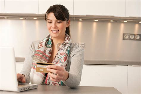 厨房里的女人在网上买东西高清图片下载-正版图片501521474-摄图网