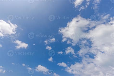 hermosas nubes en el fondo del cielo azul. degradado del cielo de fondo, brillante y disfrute de ...
