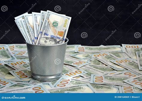 Pile Of 100 AED One Hundred Dirhams Banknote Currency Of United Arab ...