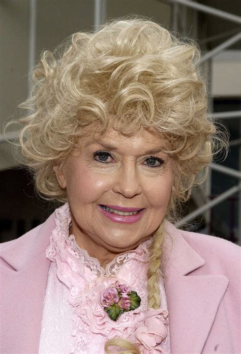 Actress Donna Douglas, Elly May on 'Beverly Hillbillies,’ dies