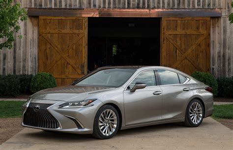 Lexus ES 300h Ultra Luxury Review - Maynards Garage