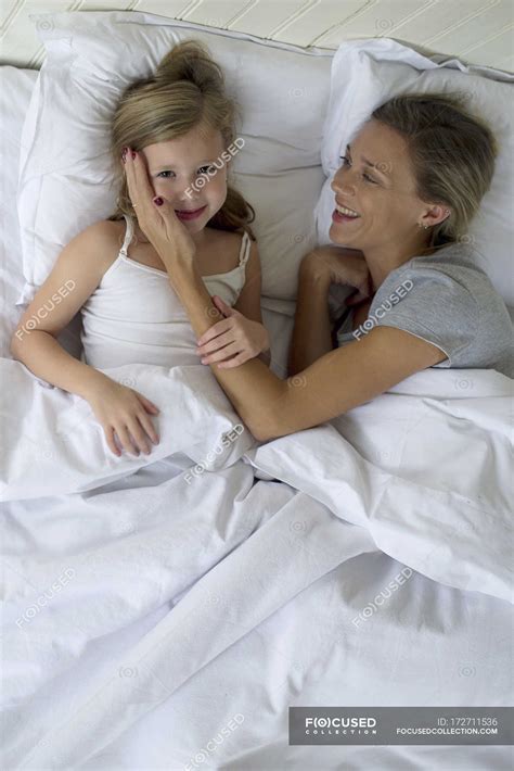 Madre e hija acostadas juntas en la cama — niño, amar - Stock Photo ...