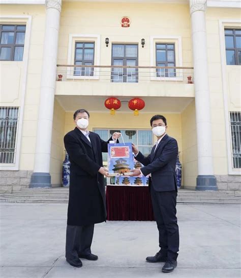 中国驻阿富汗使馆向在阿侨胞和留学生发放“春节包” - 周到上海