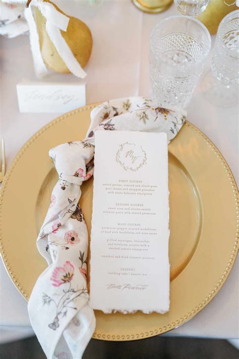 Wedding place settings with gold chargers | Beachweddingtips.com