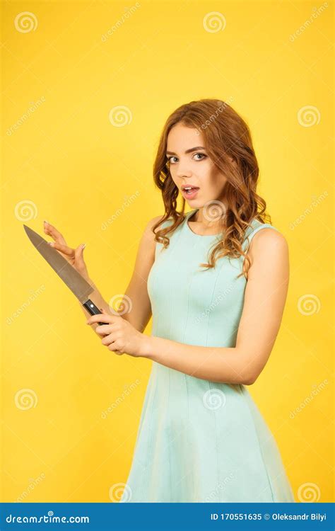 拿着菜刀的女孩会检查锋利 库存图片. 图片 包括有 女性, 有吸引力的, 食物, 会议室, 快乐, 绿色 - 170551635