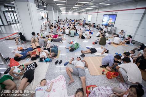 杭州持续40℃高温 大批纳凉族涌入地铁站场面壮观--图片频道--人民网
