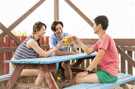 夏日海边喝酒聊天的情侣高清图片下载-正版图片502035110-摄图网