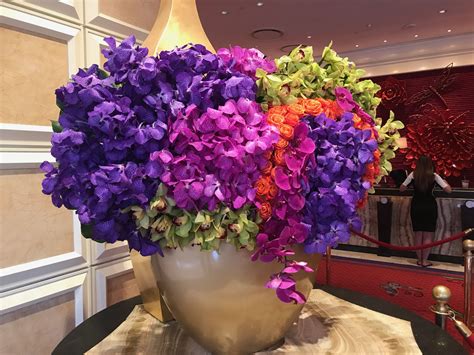 Pin by Kristy Hunt on Flowers | Hotel flowers, Flower shop interiors ...