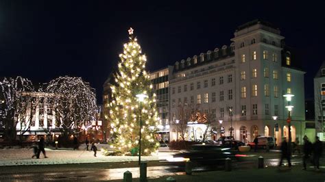 Austurvöllur & Parliament : Reykjavik : Travel Guide : Nordic Visitor