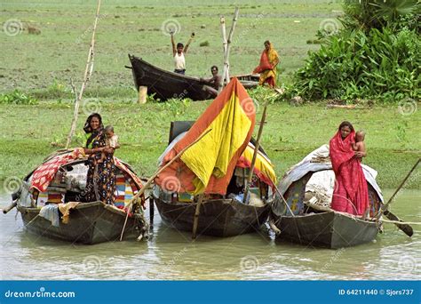 River Nomads on Their Houseboats, Bangladesh Editorial Image - Image of group, child: 64211440