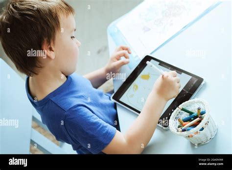Boy Using Computer Drawing 的图像结果