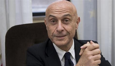 Migranti, Minniti: «Accoglienza diffusa, superare i grandi centri» - Il ...
