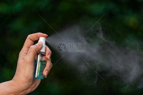 使用人工酒精喷洒剂防止和细菌感染新冠日冕高清图片下载-正版图片307070201-摄图网