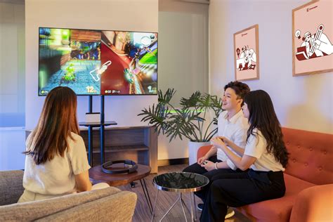 Examples of Technology in a Work Place 的图像结果