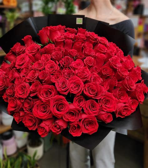 2028 - Big Love - Huge bouquet of 100 and more long stem red roses ...