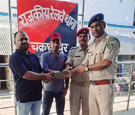 West singhbhum rail police alertness : रेल पुलिस की सक्रियता से यात्री ...