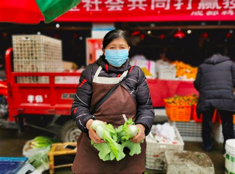 70岁卖菜大妈网上求助，阿里小二驱车百里送口罩-中国网