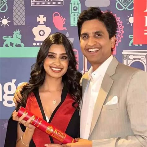 हिंदी के मास्टर थे कुमार विश्वास और वाइफ RPSC की मेंबर, जानें कितनी ...