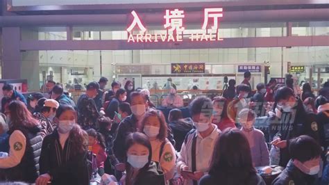 深圳湾口岸迎来大批香港游客，入境大厅被挤爆_凤凰网