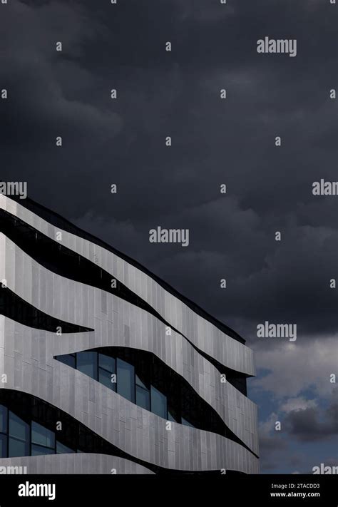 Futuristic Office Building 的图像结果