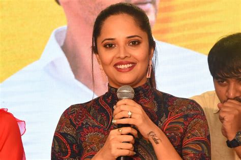 అనసూయ భరద్వాజ్ చేసిన పనితో తల పట్టుకున్న విజయ్ దేవరకొండ.. | తెలుగు ...