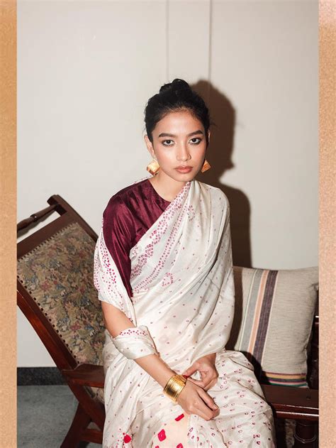 Shop White Indira Bandhani Saree by Injiri | ShopCultModern