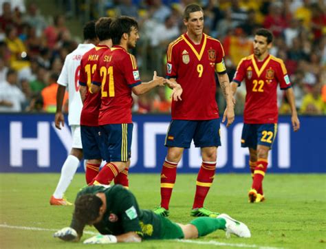 西班牙10-0却遭全场狂嘘 对手列队巴西5万人不屑_国际足球-西班牙_新浪竞技风暴_新浪网