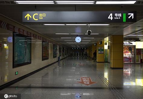 直击高温缺电下的成都：地铁商场关闭部分灯光，市民上班敷冰袋降温-有驾