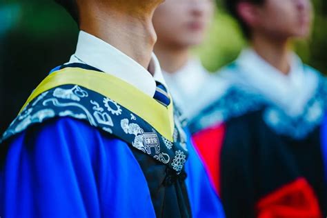 青岛大学专属学位服发布|界面新闻