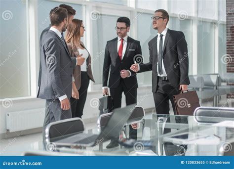 Business People Standing 的图像结果