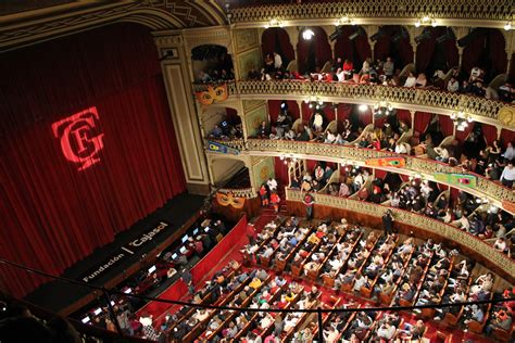 El público del Teatro Falla de Cádiz responde con coplas de carnaval a ...